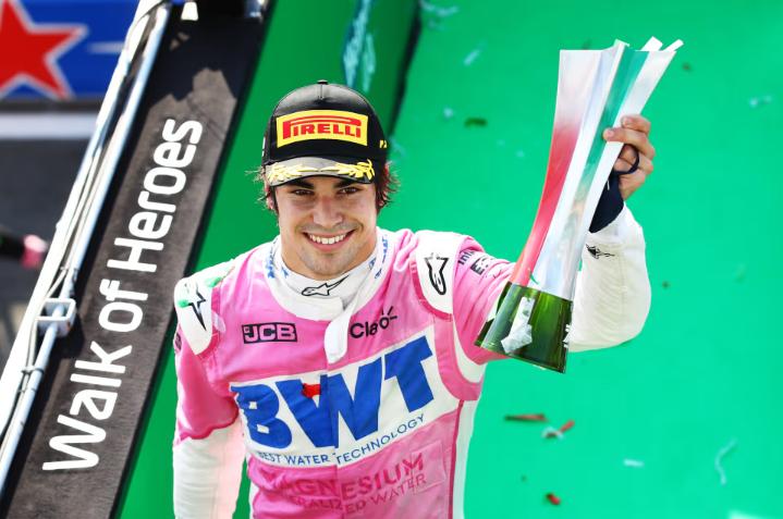 Lance Stroll memegang trofi juara ketiga di GP Italia 2020. (formula1.com)
