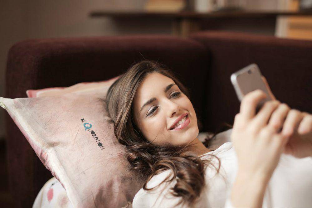 ilustrasi screen time (pexels.com/Andrea Piacquadio)