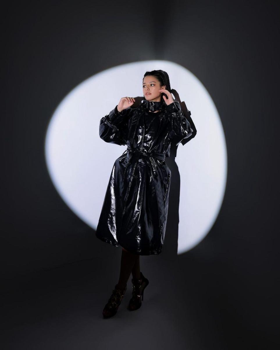referensi all black outfit ala Susan Sameh (instagram.com/susansameeh)