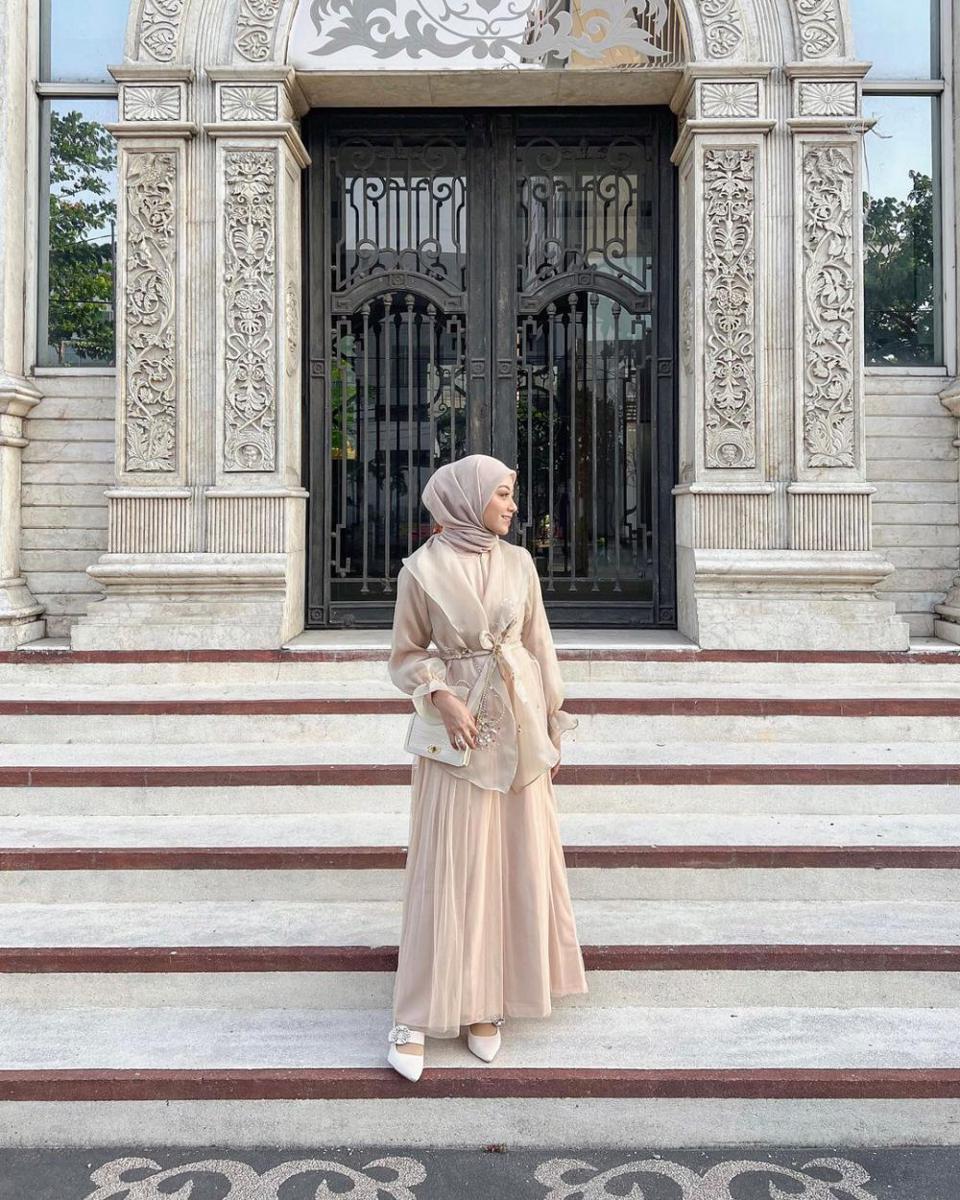 outfit kondangan hijab dengan dress organza (instagram.com/meiraniap)