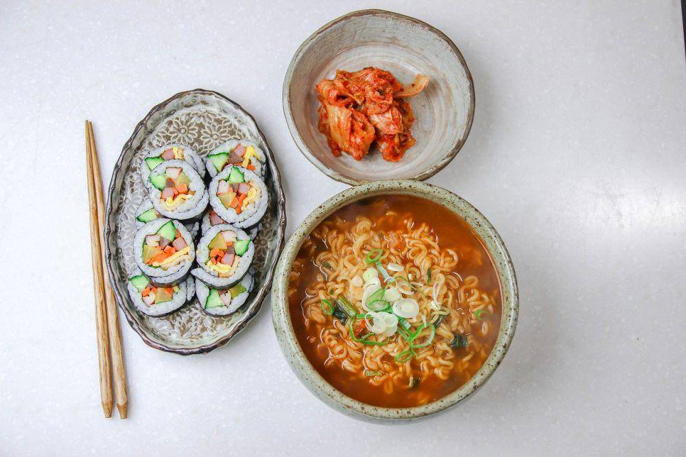 ilustrasi mi dan kimbap (pixabay.com/davi jang)