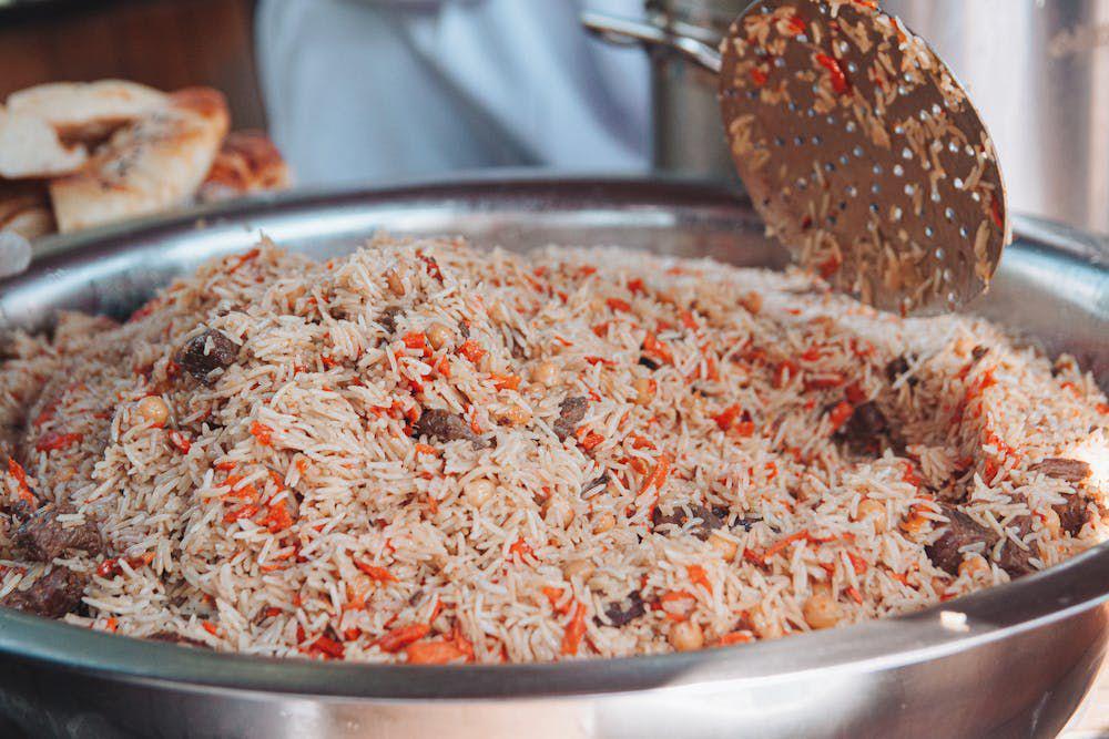 ilustrasi nasi dengan sayuran dan daging (pexels.com/OleskandraBiliak)