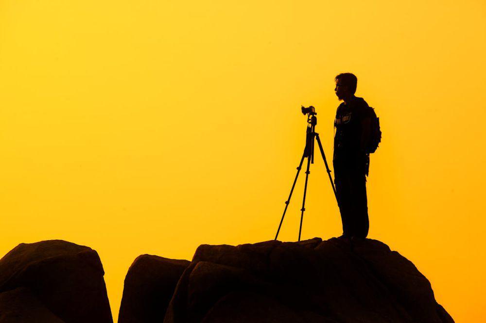 menggunakan tripod untuk hasil yang tidak goyang (pexels.com/Zukiman Mohamad)