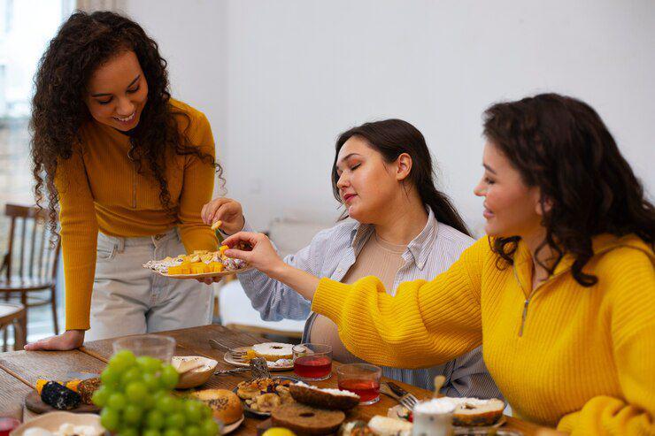 makan bareng teman (freepik.com/freepik)