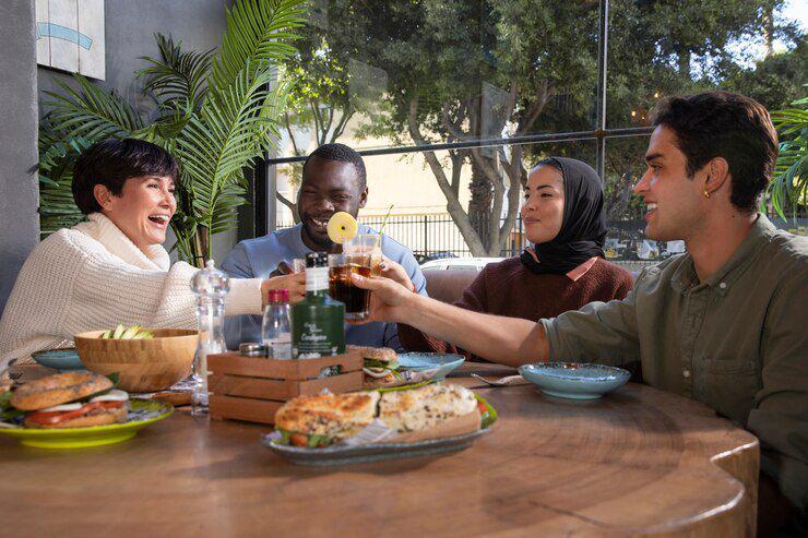 momen makan bareng (freepik.com/freepik)
