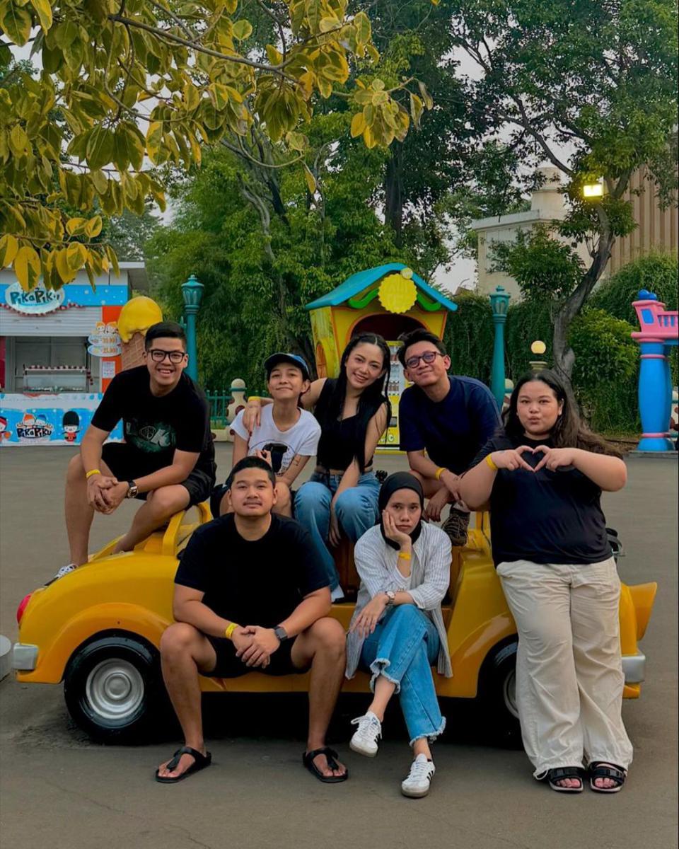 potret Rachel Vennya stress release dengan berteriak di atas roller coaster (instagram.com/rachelvennya)