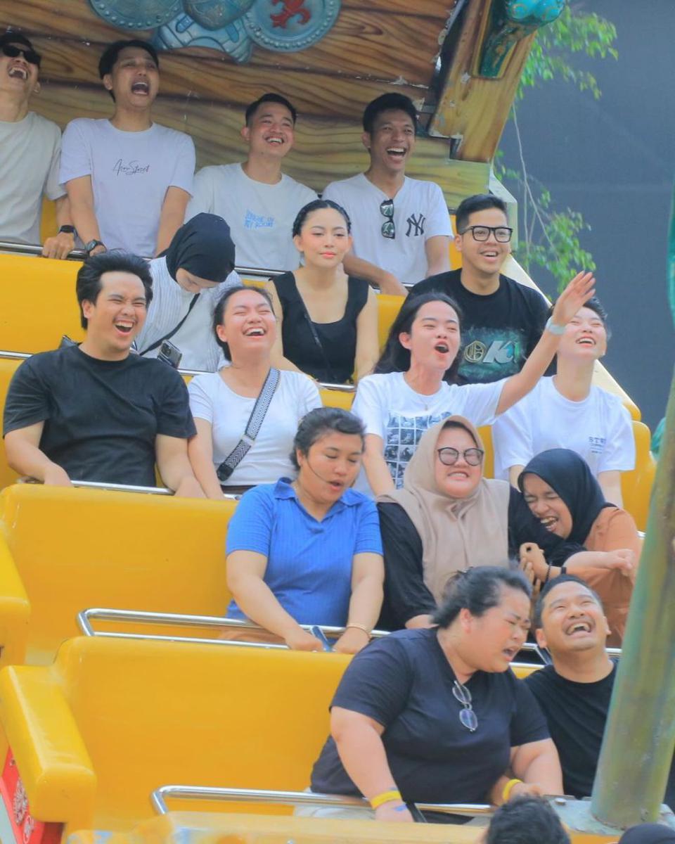 potret Rachel Vennya stress release dengan berteriak di atas roller coaster (instagram.com/rachelvennya)