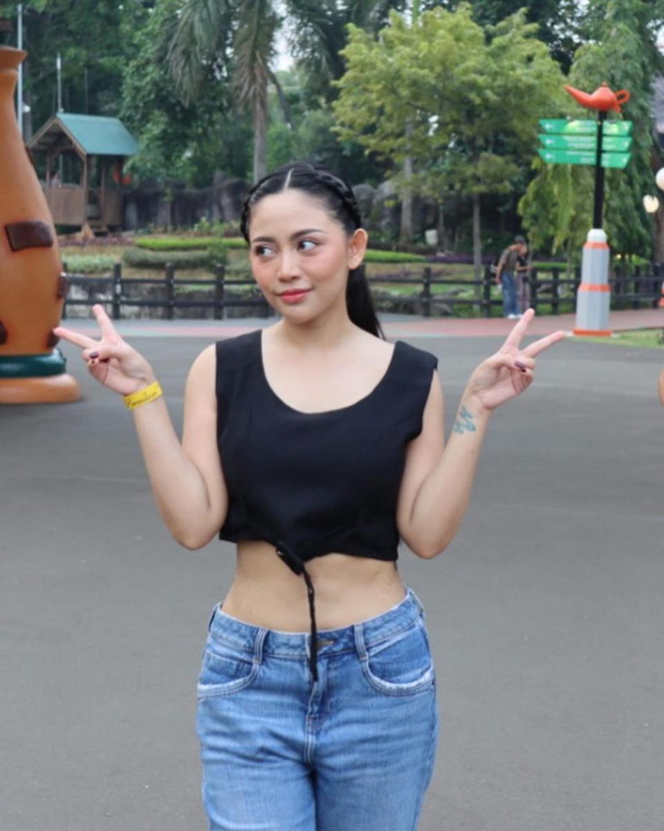 potret Rachel Vennya stress release dengan berteriak di atas roller coaster (instagram.com/rachelvennya)
