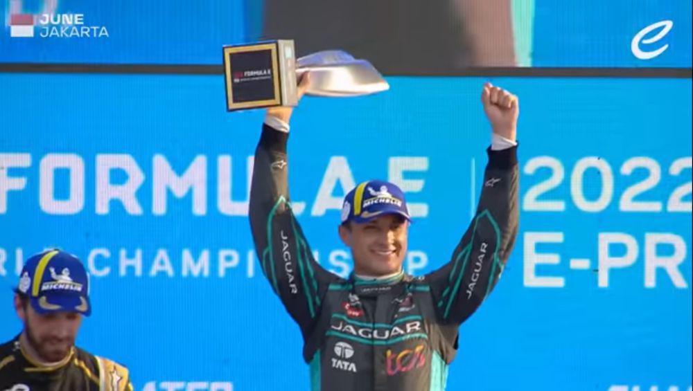 Mitch Evans mengangkat trofi kemenangan di E-Prix Jakarta 2022. (dok.youtube.com/Formula E)