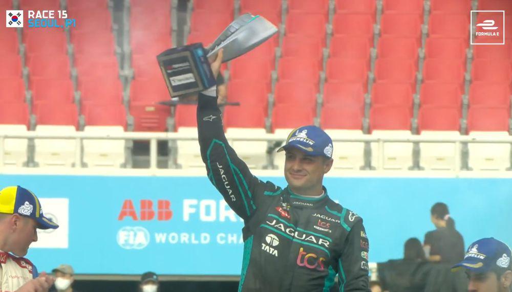 Mitch Evans mengangkat trofi kemenangan di balapan ke-1 E-Prix Seoul 2022. (dok.youtube.com/Formula E)