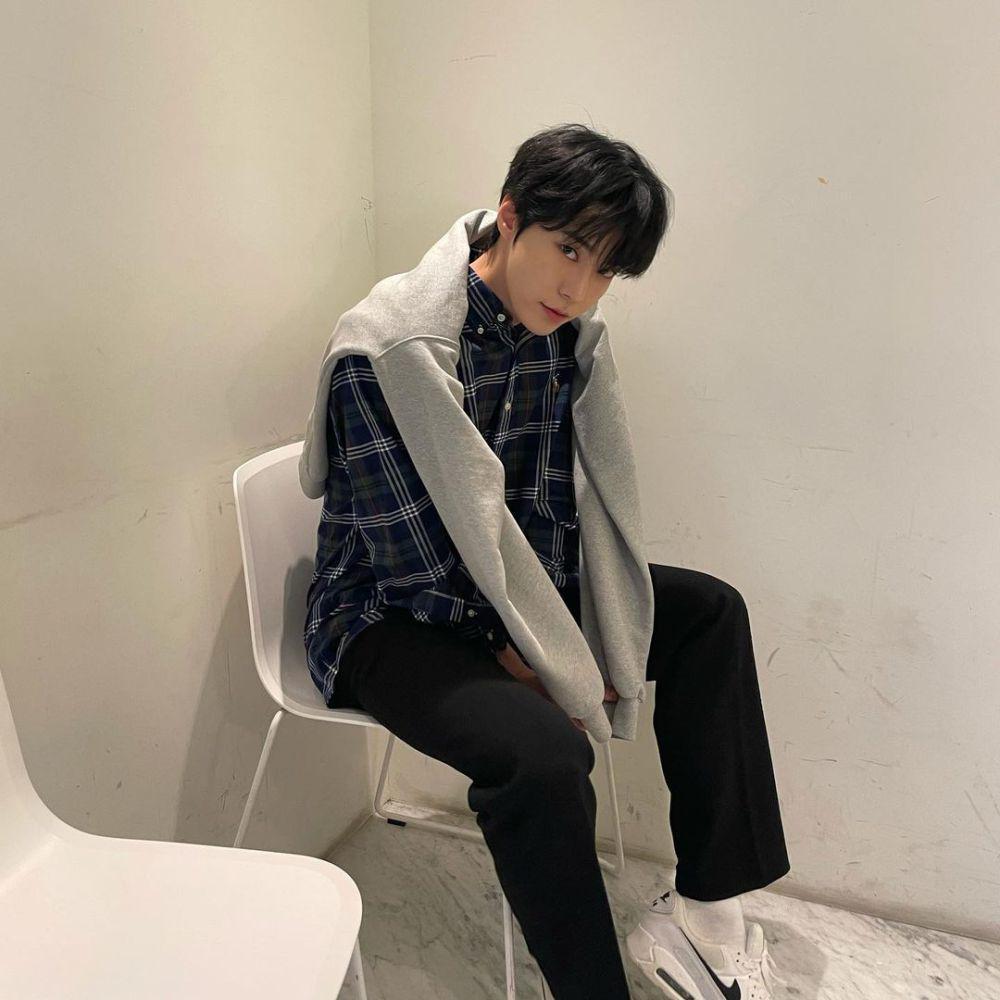 padu padan outfit berkerah ala Doyoung NCT (instagram.com/do0_nct)