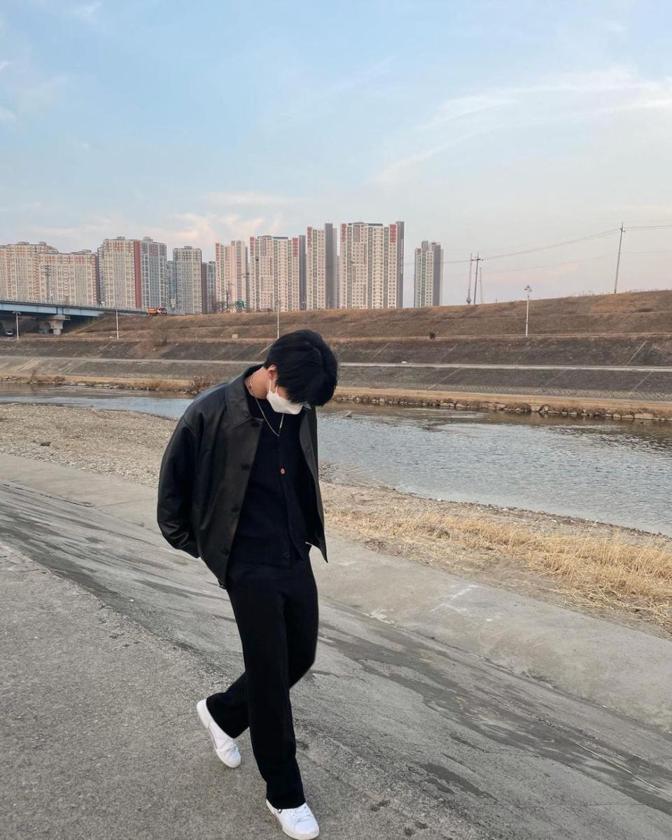 padu padan outfit berkerah ala Doyoung NCT (instagram.com/do0_nct)