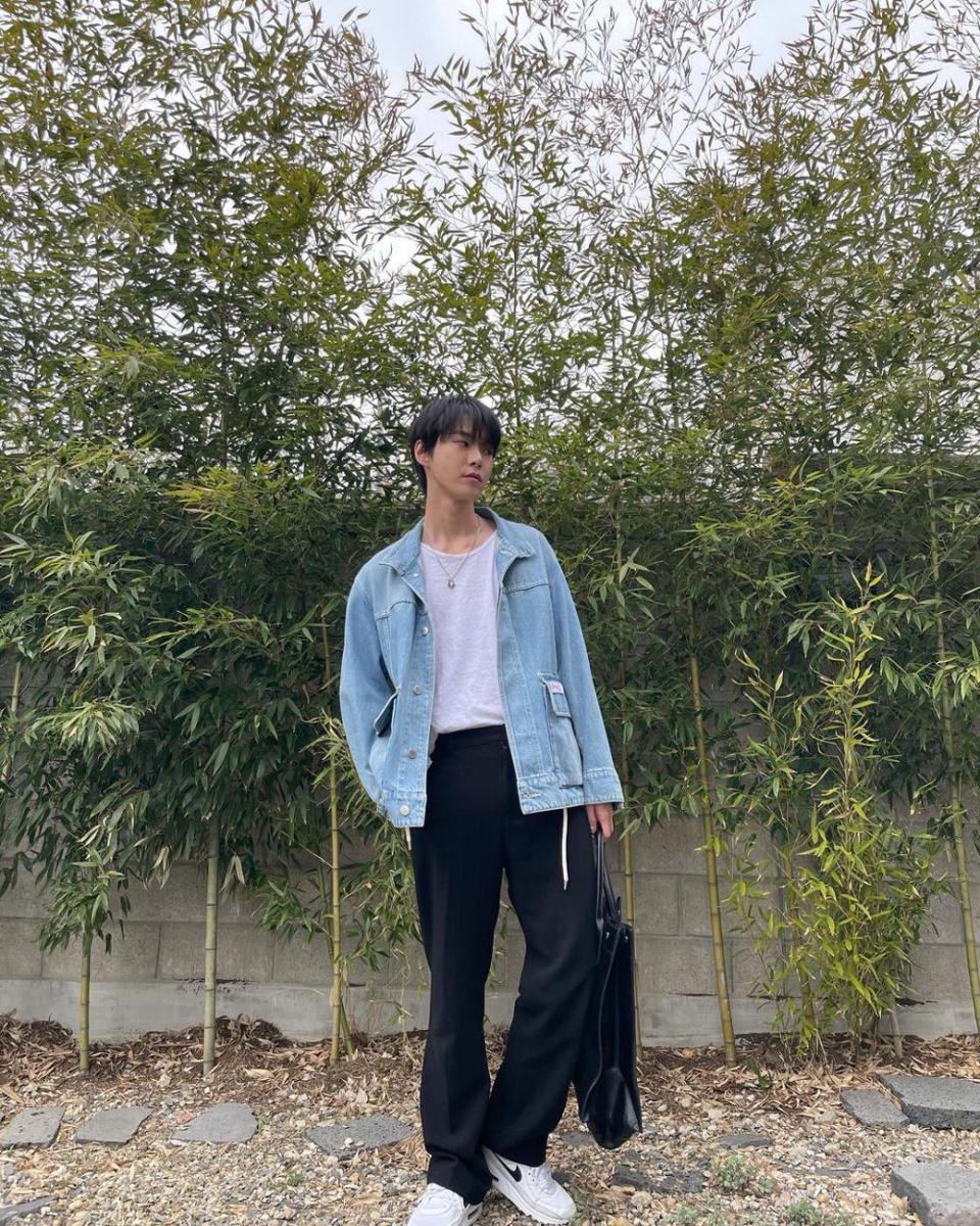 padu padan outfit berkerah ala Doyoung NCT (instagram.com/do0_nct)