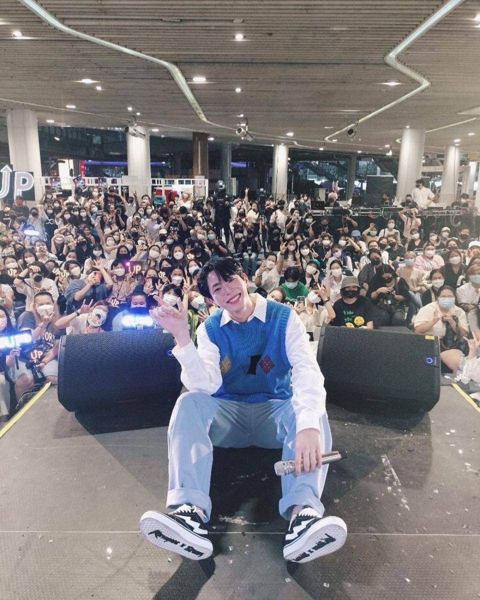 Up Poompat (instagram.com/uppoompat)