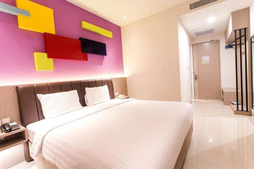 Salah satu tipe kamar di Hotel Zoom Dharmahusada. Instagram/zoomdharmahusadahotel