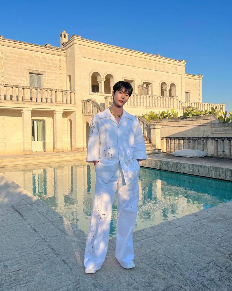 padu padan outfit berkerah ala Doyoung NCT (instagram.com/nct)