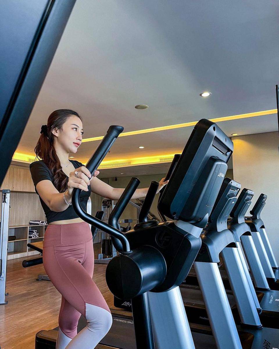 Fasilitas gym di Oakwood Hotel and Residence Surabaya. Instagram/oakwoodhotelsby