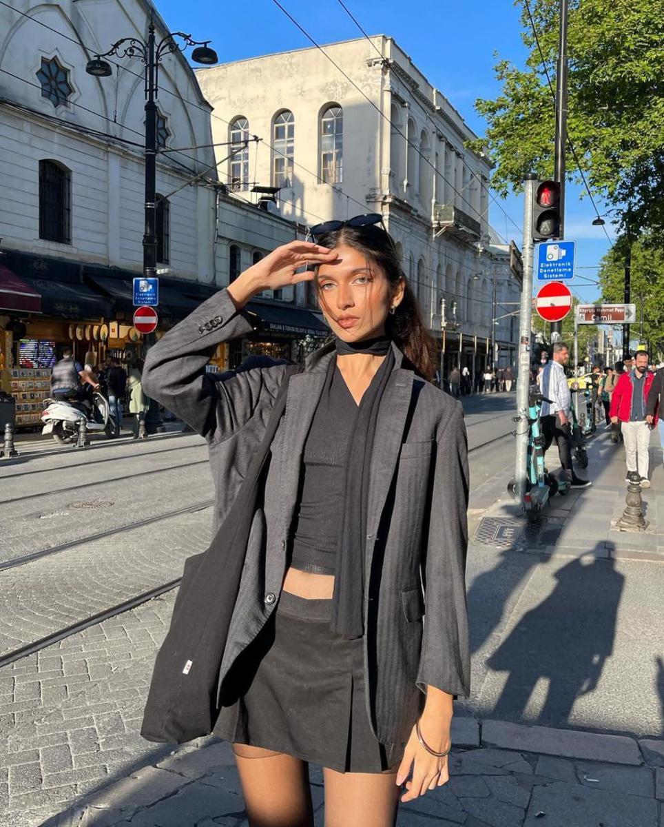 Potret Finalis Miss Universe Indonesia 2024 Fiza Khan (Instagram.com/fizajkhan)