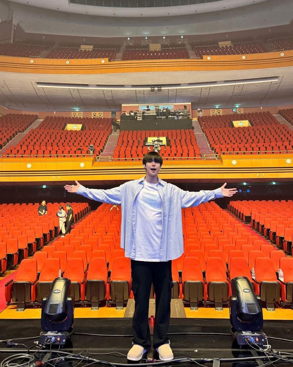 padu padan outfit berkerah ala Doyoung NCT (instagram.com/nct)