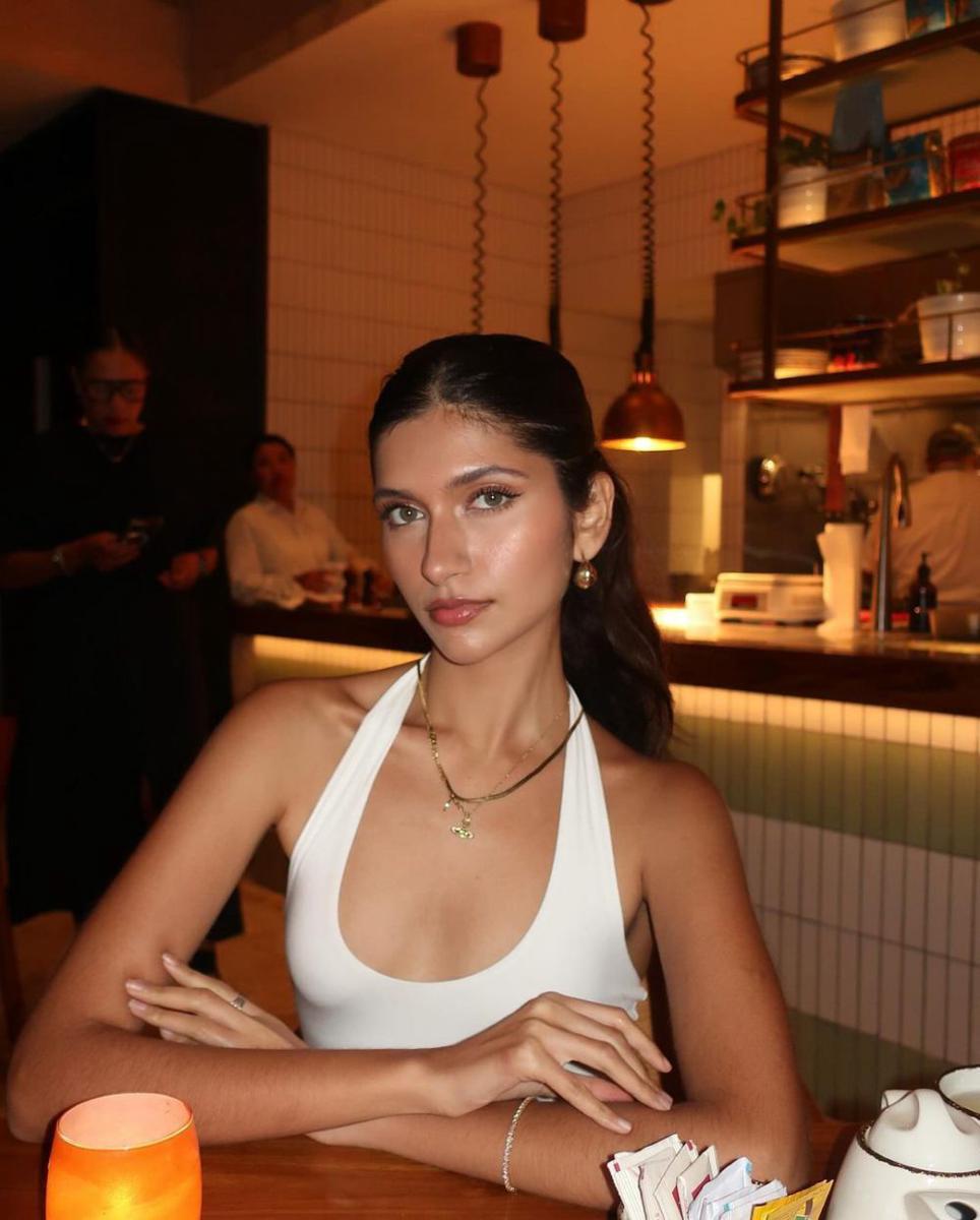 Potret Finalis Miss Universe Indonesia 2024 Fiza Khan (Instagram.com/fizajkhan)