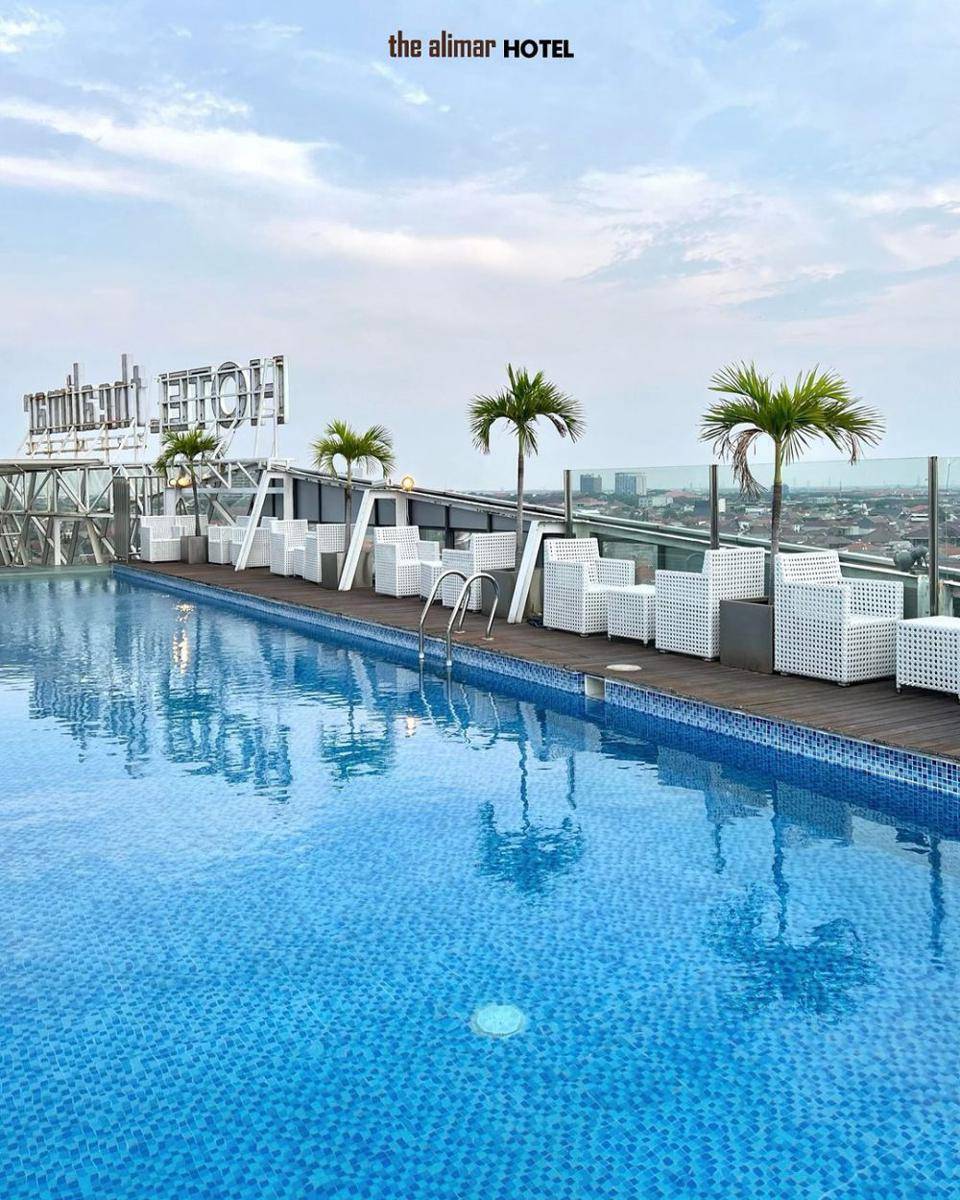 Kolam renang rooftop hotel The Alimar Premier Surabaya. Instagram/alimar_indonesia