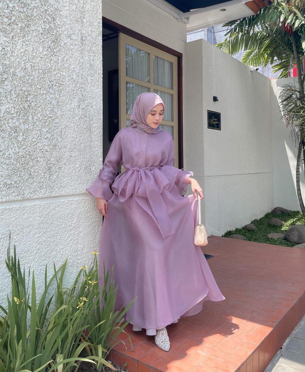 outfit kondangan hijab dengan dress organza (instagram.com/vinamaulina)