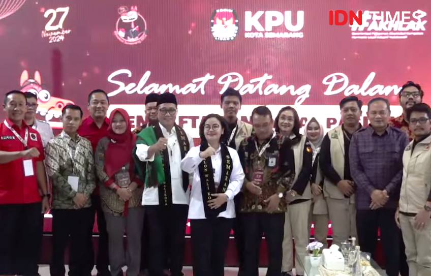 Pasangan bakal calon Wali Kota dan Wakil Wali Kota Semarang yang diusung PDIP, Agustina Wilujeng dan Iswar Aminuddin mendaftar ke KPU Kota Semarang, Kamis (29/8/2024). (IDN Times/Anggun Puspitoningrum)