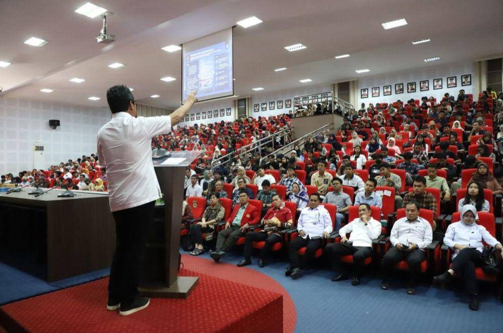 Menteri Kelautan dan Perikanan Sakti Wahyu Trenggono memberi kuliah umum di Universitas Hasanuddin, Makassar, Kamis (29/8/2024). (Dok. Istimewa)