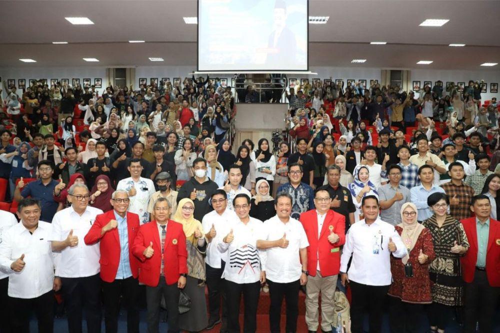 Menteri Kelautan dan Perikanan Sakti Wahyu Trenggono memberi kuliah umum di Universitas Hasanuddin, Makassar, Kamis (29/8/2024). (Dok. Istimewa)