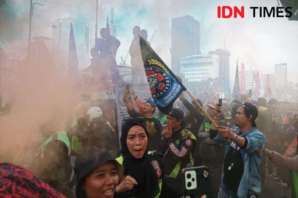 Mencekam, Demonstran Ojol Lempar Ban Terbakar ke Barisan Polisi