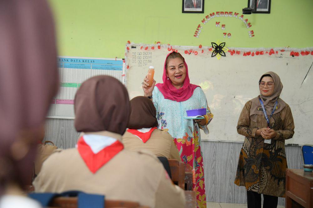 Wali Kota Semarang, Hevearita Gunaryanti Rahayu menyajikan makan siang bergizi di SD Negeri Sumurboto Semarang, Kamis (29/8/2024). (dok. Pemkot Semarang)