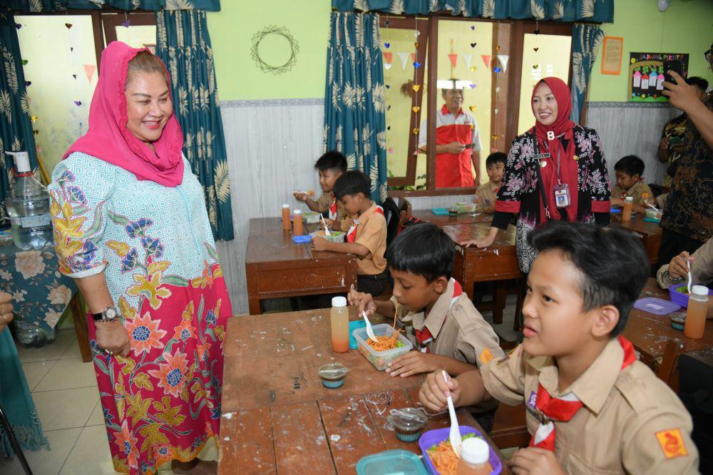 Wali Kota Semarang, Hevearita Gunaryanti Rahayu menyajikan makan siang bergizi di SD Negeri Sumurboto Semarang, Kamis (29/8/2024). (dok. Pemkot Semarang)