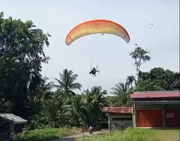 4 Atlet Paramotor PON Mendarat Darurat di Permukiman Warga di Aceh