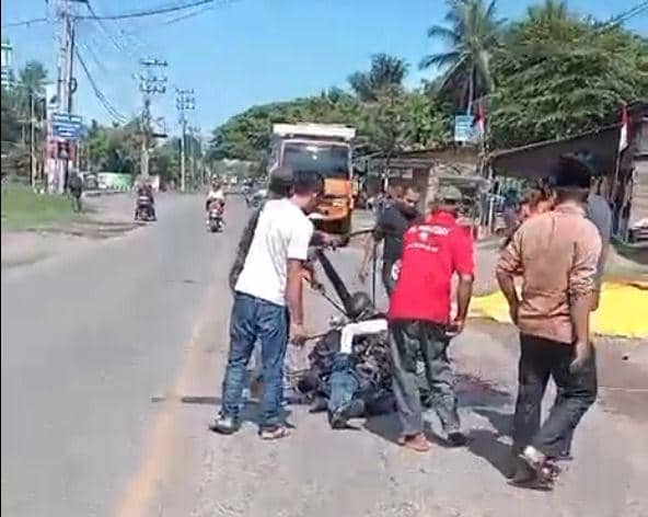 Tangkap layar video warga saat atlet paramotor PON 2024 mendarat darurat di permukiman warga.