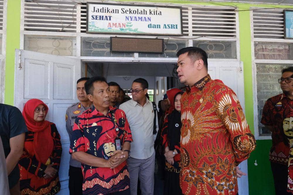Bupati Gowa, Adnan Purichta Ichsan (kanan), saat mendatangi SMP Negeri 3 Gowa, Kamis (29/8/2024)/Humas Gowa