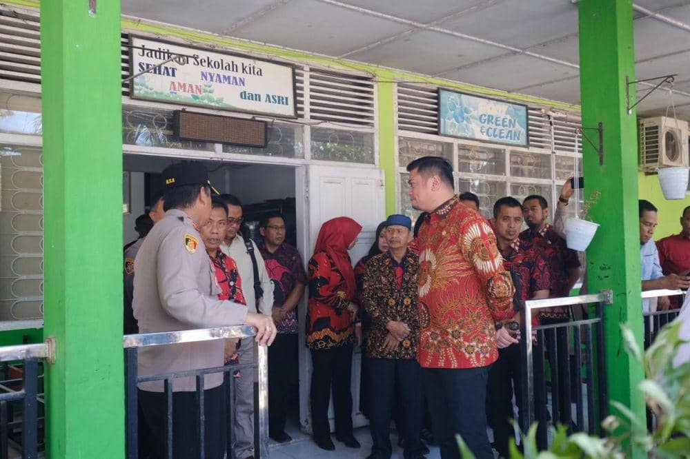 Bupati Gowa, Adnan Purichta Ichsan (kanan), saat mendatangi SMP Negeri 3 Gowa, Kamis (29/8/2024)/Humas Gowa