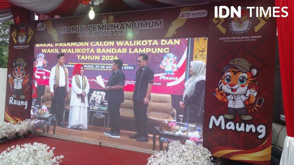 Pasangan calon wali kota Bandar Lampung Reihana dan calon wakil wali kota Aryodhia saat konferensi pers di Kantor KPU Bandar Lampung, Kamis (29/8/2024). (IDN Times/Martin L Tobing).