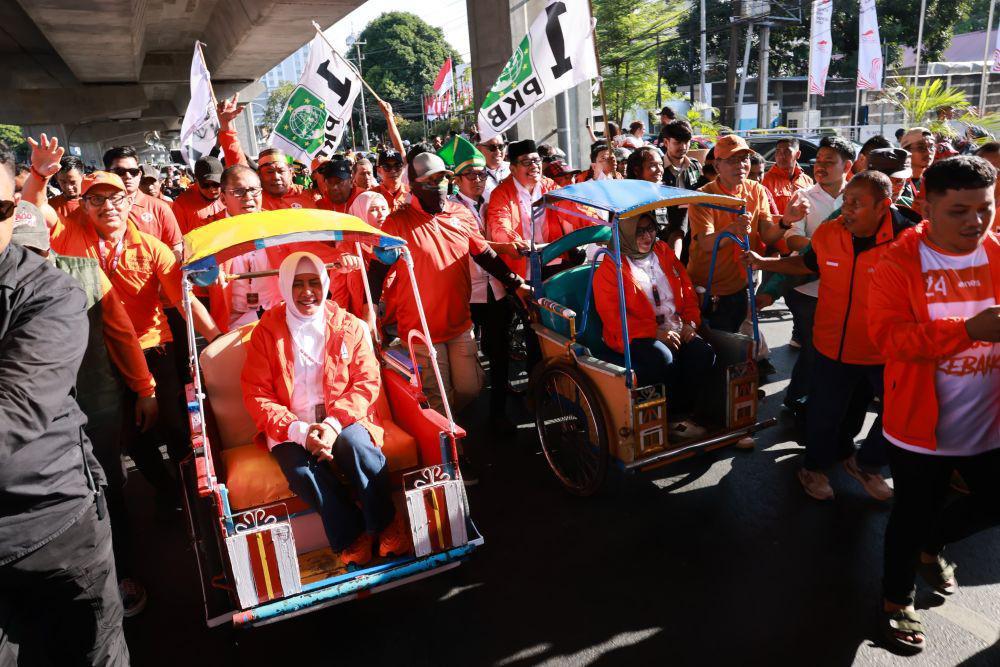 Mendaftar Pilgub Sulsel, Danny-Azhar Naik Becak ke Kantor KPU