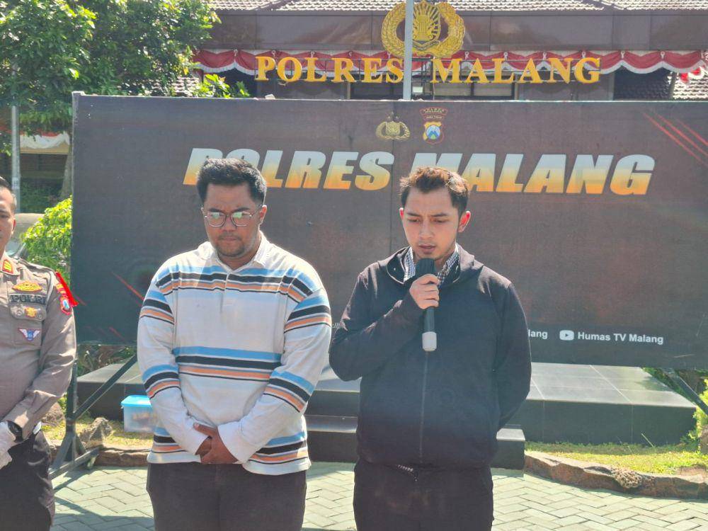 Syam Rahman Sandi (kiri) dan Alfin Aulia Rachman (kanan) saat konferensi pers penyalahgunaan plat kendaraan Lemhanas di Polres Malang. (IDN Times/Rizal Adhi Pratama)
