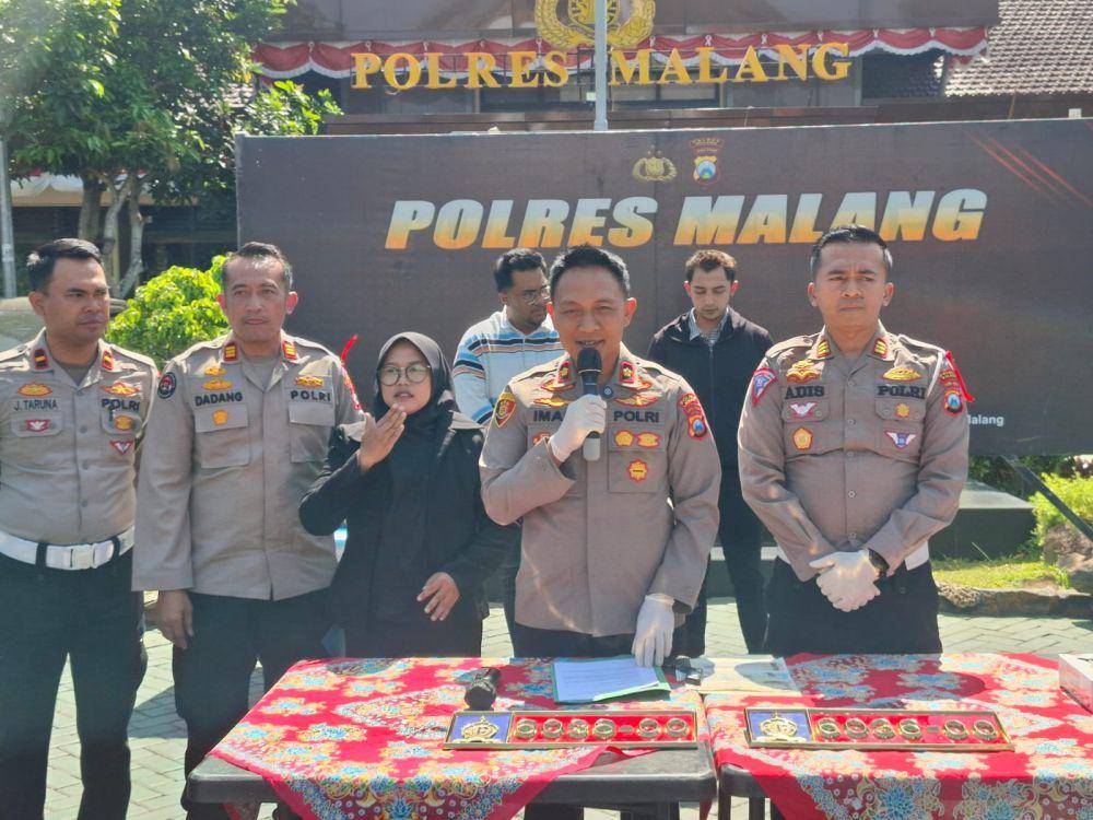 Konferensi pers penyalahgunaan plat kendaraan Lemhanas di Polres Malang. (IDN Times/Rizal Adhi Pratama)