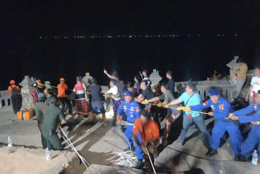 Evakuasi mayat di bawah tebing di Uluwatu (Dok.IDN Times/istimewa)