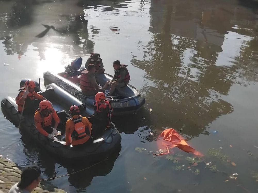 Tenggelam Semalam, Mr X Ditemukan Mengambang di Sungai Kalimas