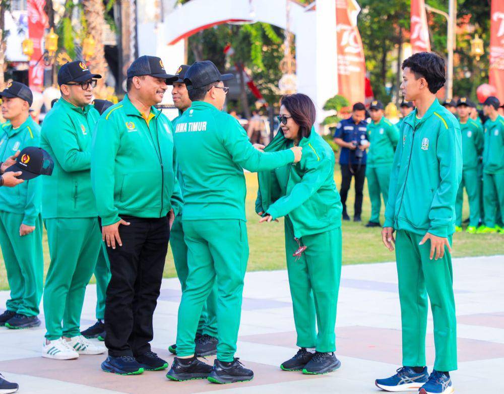 PJ Gubernur saat melepas atlet Jatim. Jumat (31/8/2024). (Dok. Pemprov Jatim)