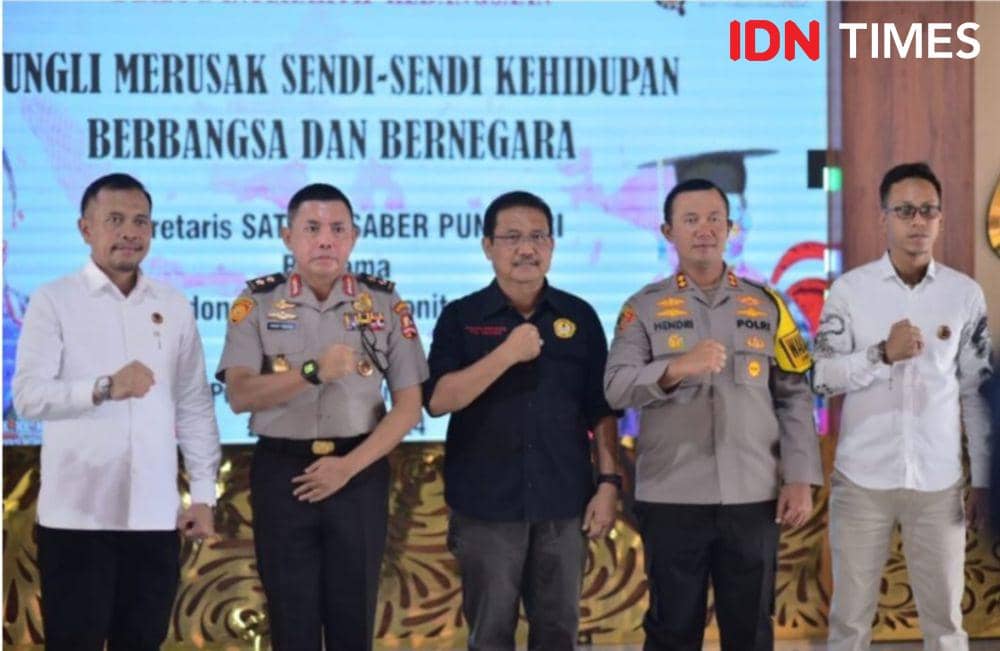Irjen Pol Andry Wibowo (kedua dari kiri) bersama pejabat tik banyumas raya.(IDN Times/Foto : Sakur Abdul Wahid)