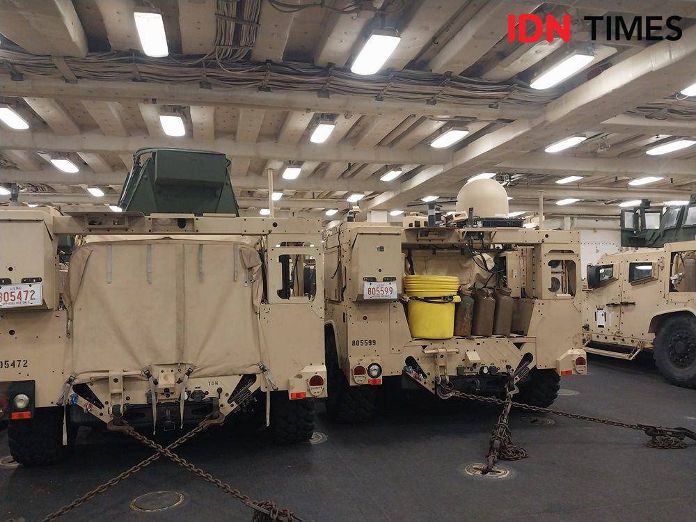 Potret kendaraan tempur di USS Green Bay (IDN Times/Fasrinisyah Suryaningtyas)
