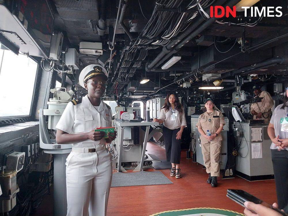 Potret Letnan Muda (Ensign) Joy Ochieng menjelaskan tentang ruang kemudi di USS Green Bay (IDN Times/Fasrinisyah Suryaningtyas)