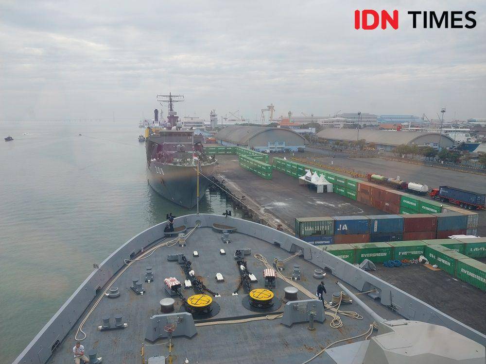 Potret dek depan kapal USS Green Bay (IDN Times/Fasrinisyah Suryaningtyas)