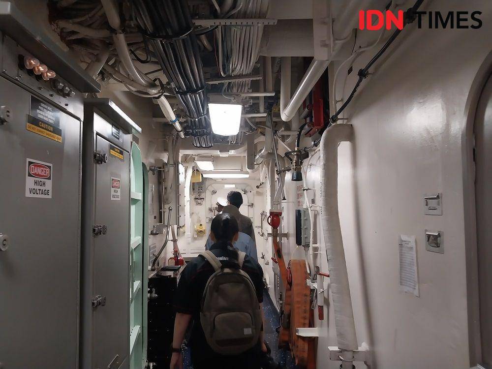 Potret lorong di kapal USS Green Bay (IDN Times/Fasrinisyah Suryaningtyas)