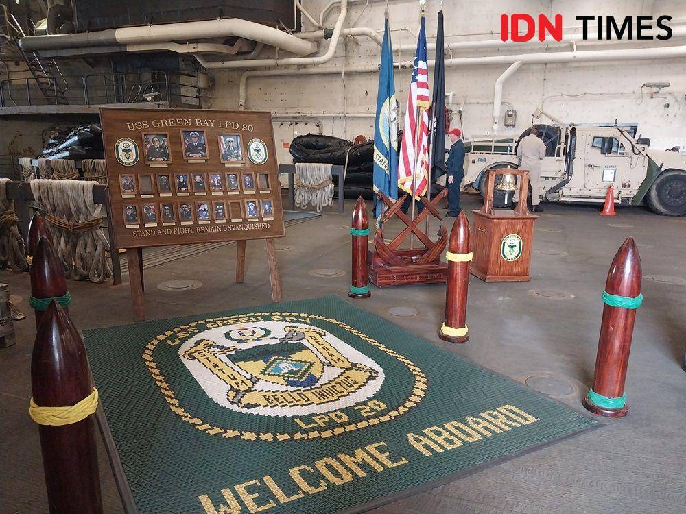 Potret dek dalam dari kapal USS Green Bay (IDN Times/Fasrinisyah Suryaningtyas)