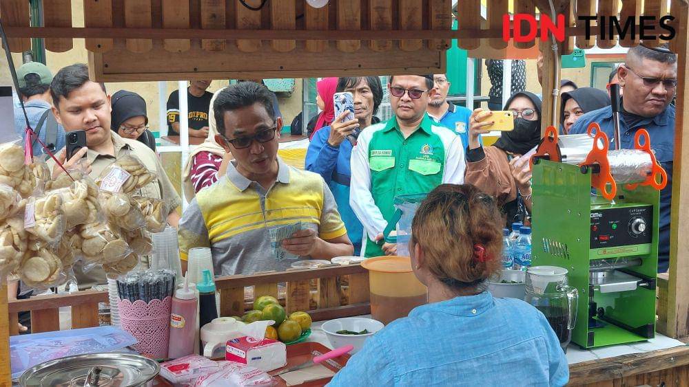 Wali Kota Rahmad Mas'ud meninjau satu per satu para pedagang Wisata Kuliner LPM Baru Ilir di Balikpapan Barat, Kota Balikpapan. (IDN Times/ Fatmawati)